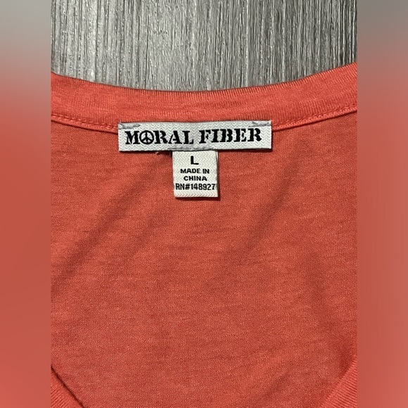 Moral Fiber Coral V Neck Shirt w Shirred Bottom Hemline - Size Women’s Large - Picture 5 of 7